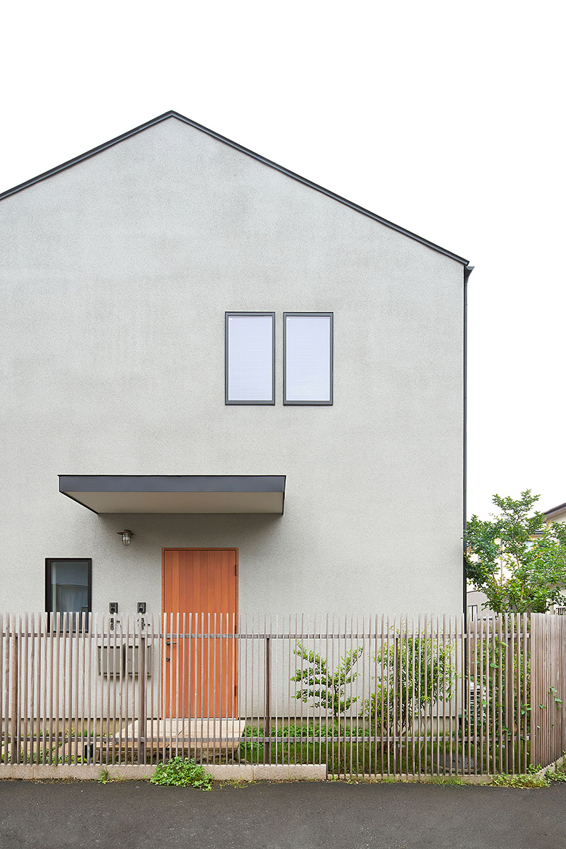 ざらいた壁の家