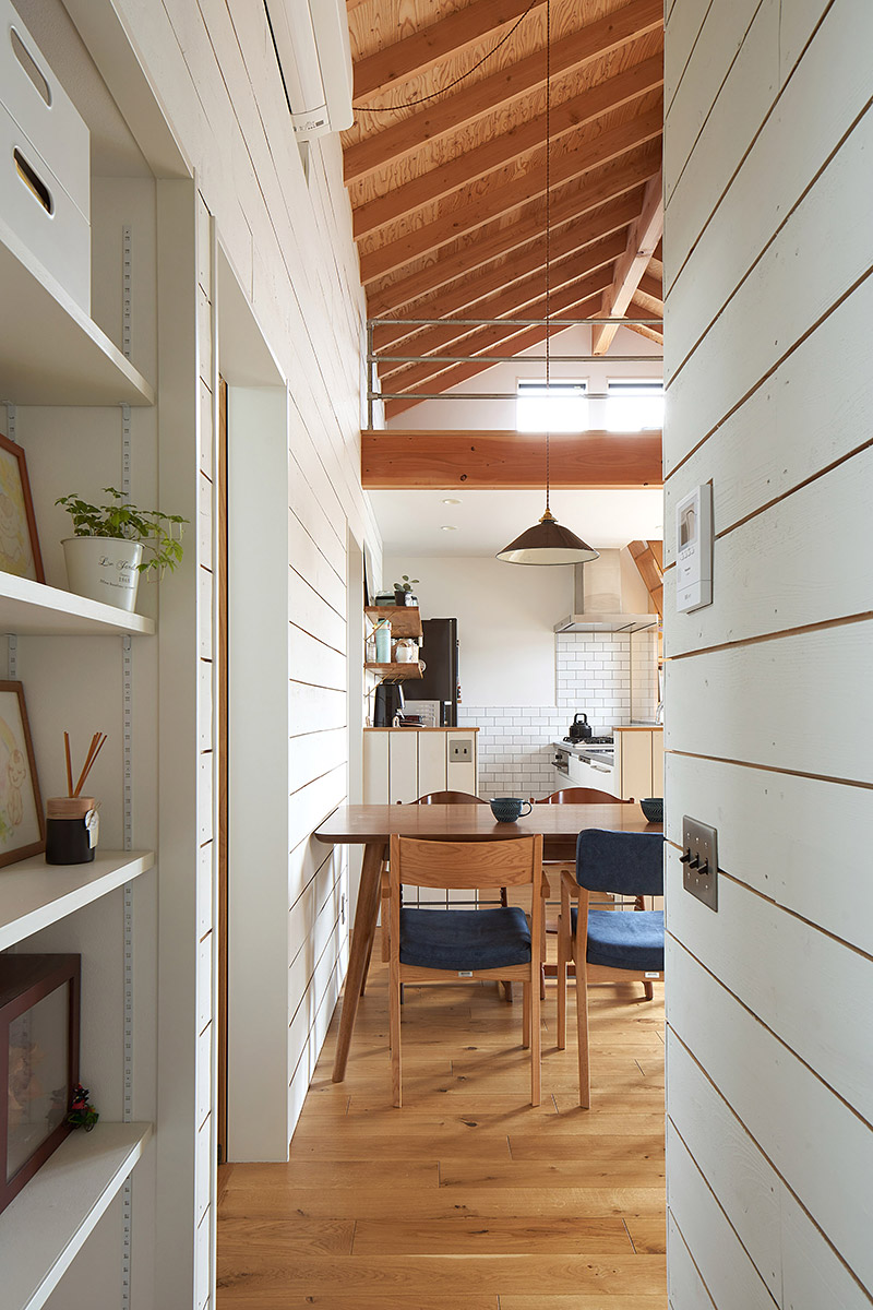 ざらいた壁の家