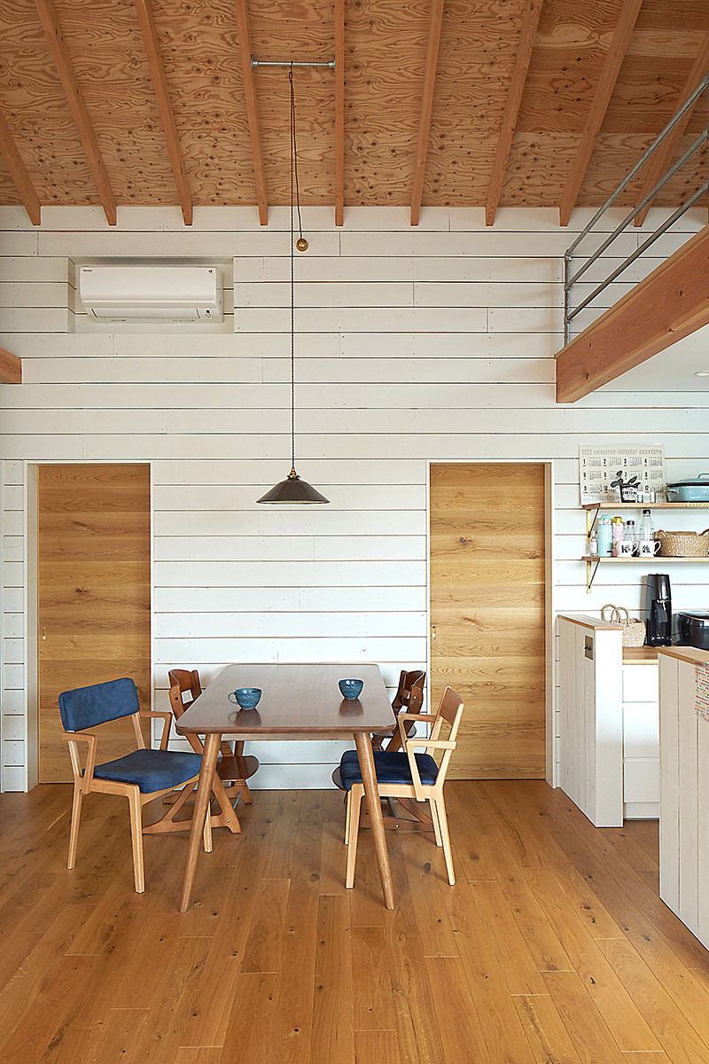 ざらいた壁の家