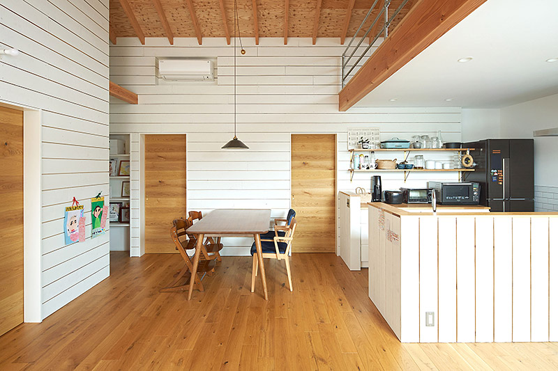 ざらいた壁の家