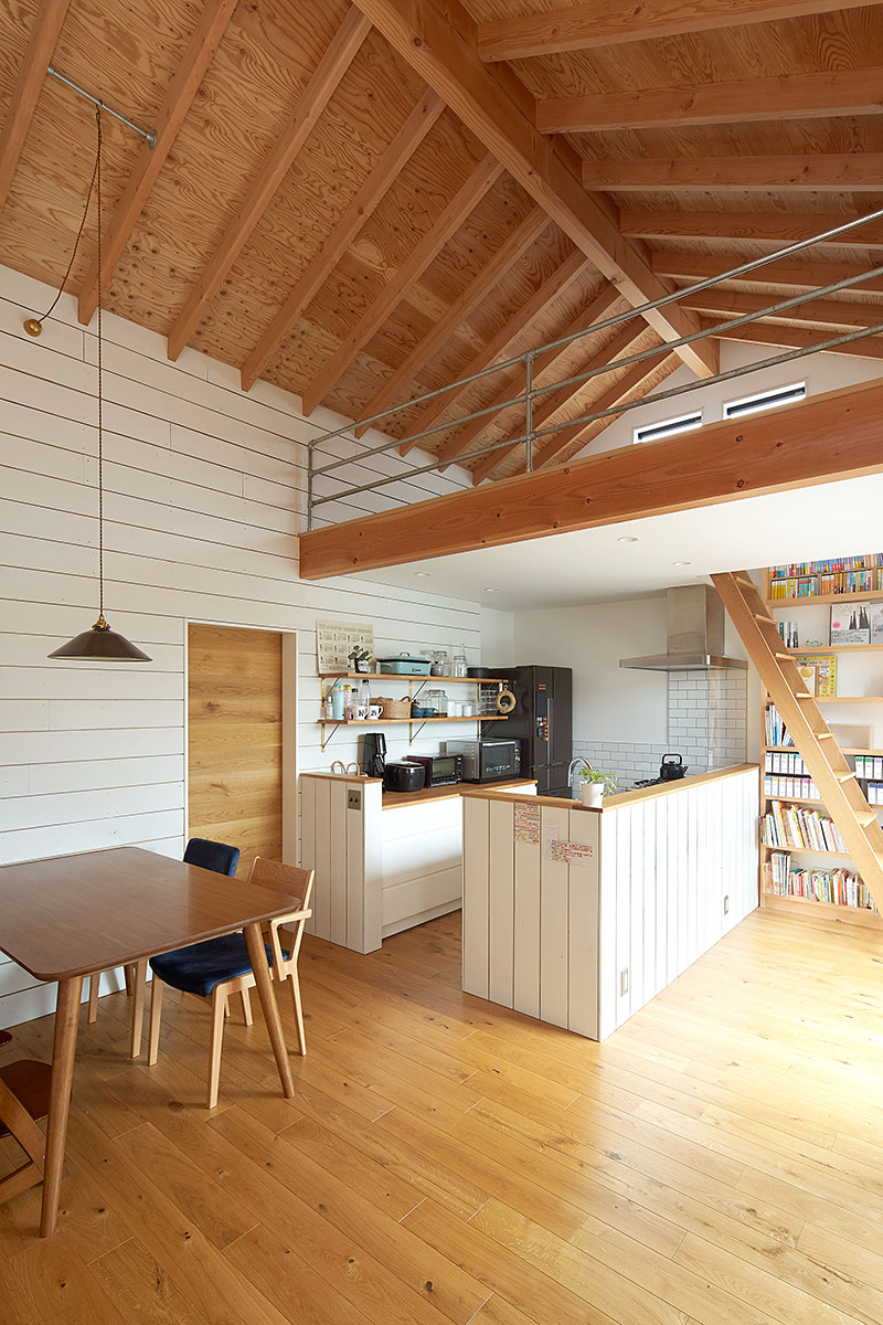 ざらいた壁の家