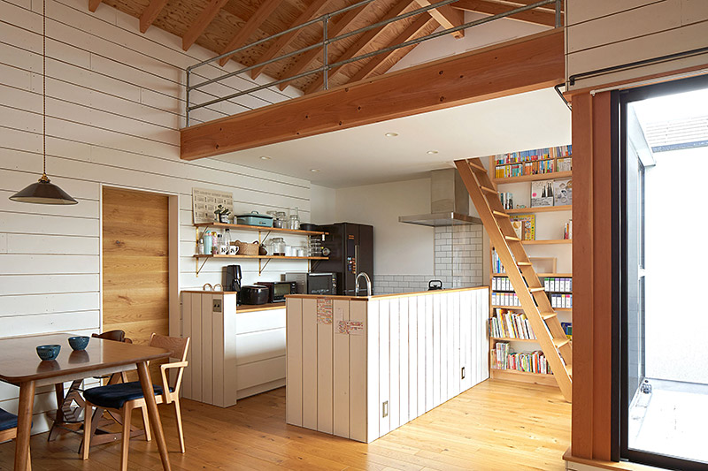 ざらいた壁の家