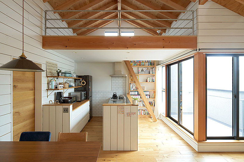 ざらいた壁の家