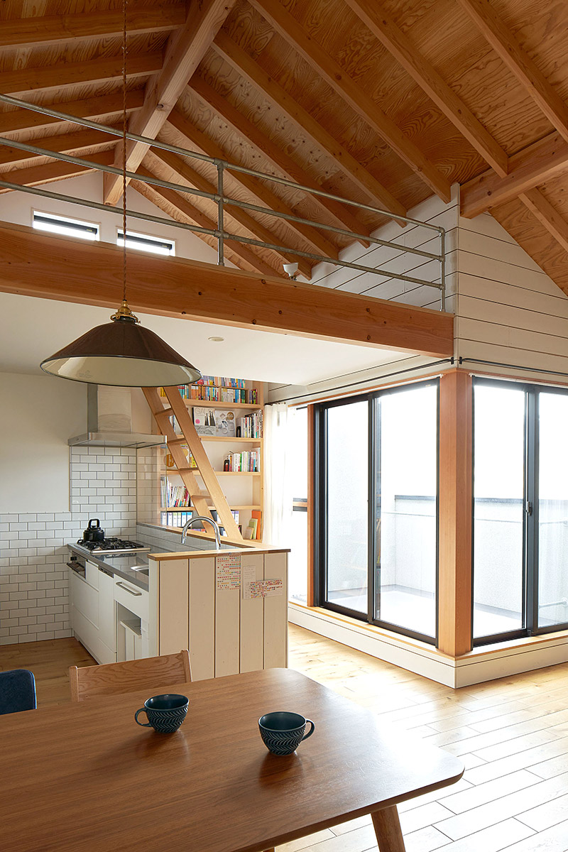 ざらいた壁の家