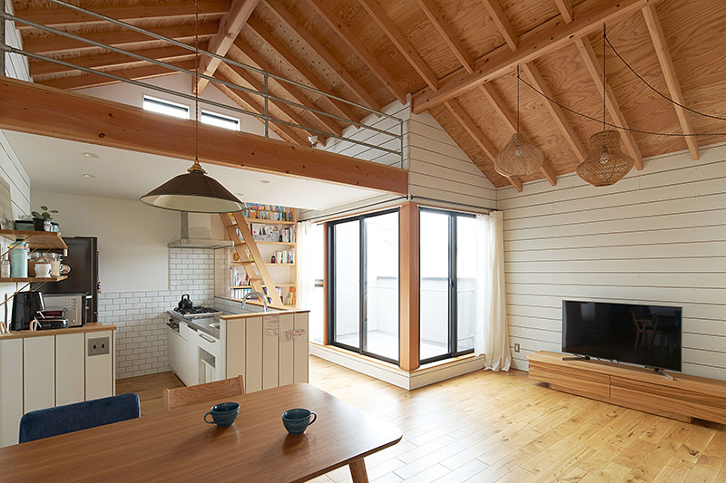 ざらいた壁の家