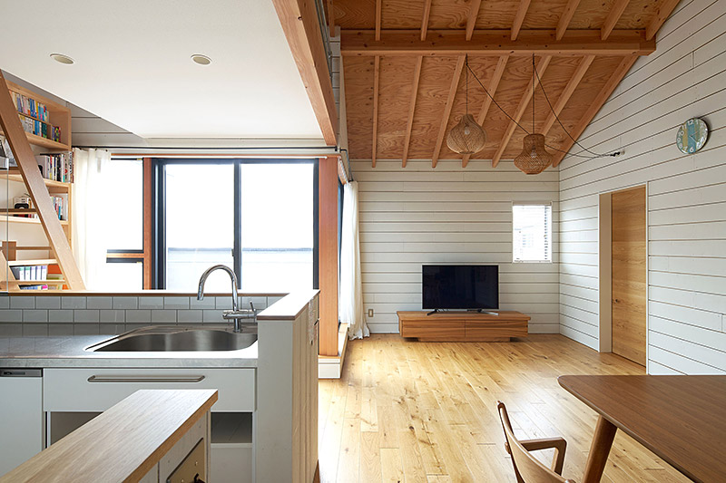 ざらいた壁の家