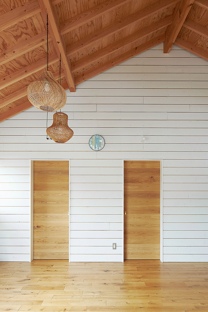 ざらいた壁の家