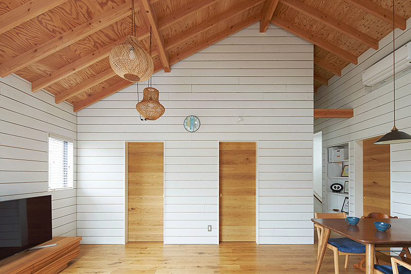 ざらいた壁の家