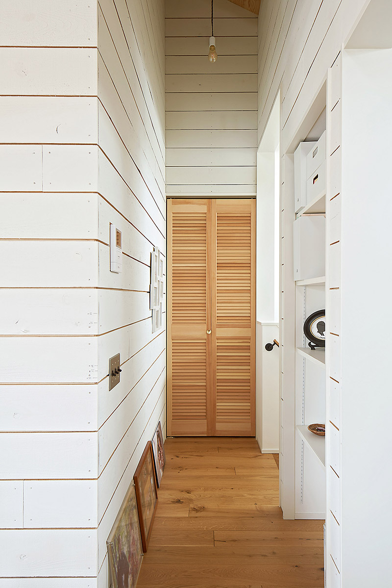 ざらいた壁の家