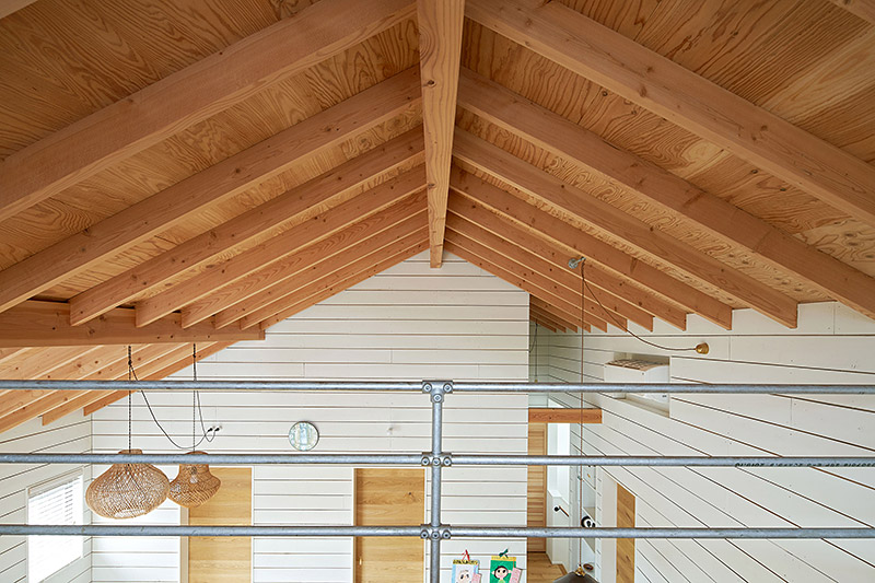 ざらいた壁の家