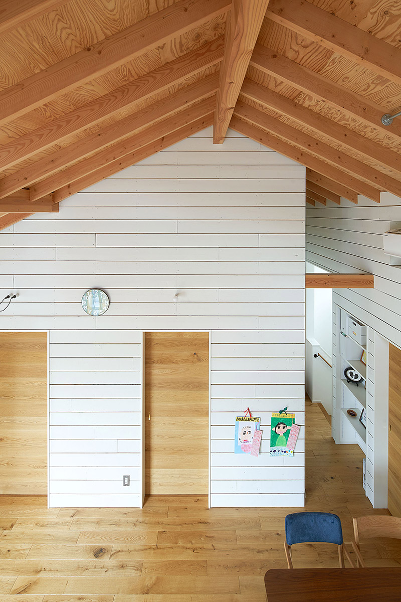 ざらいた壁の家