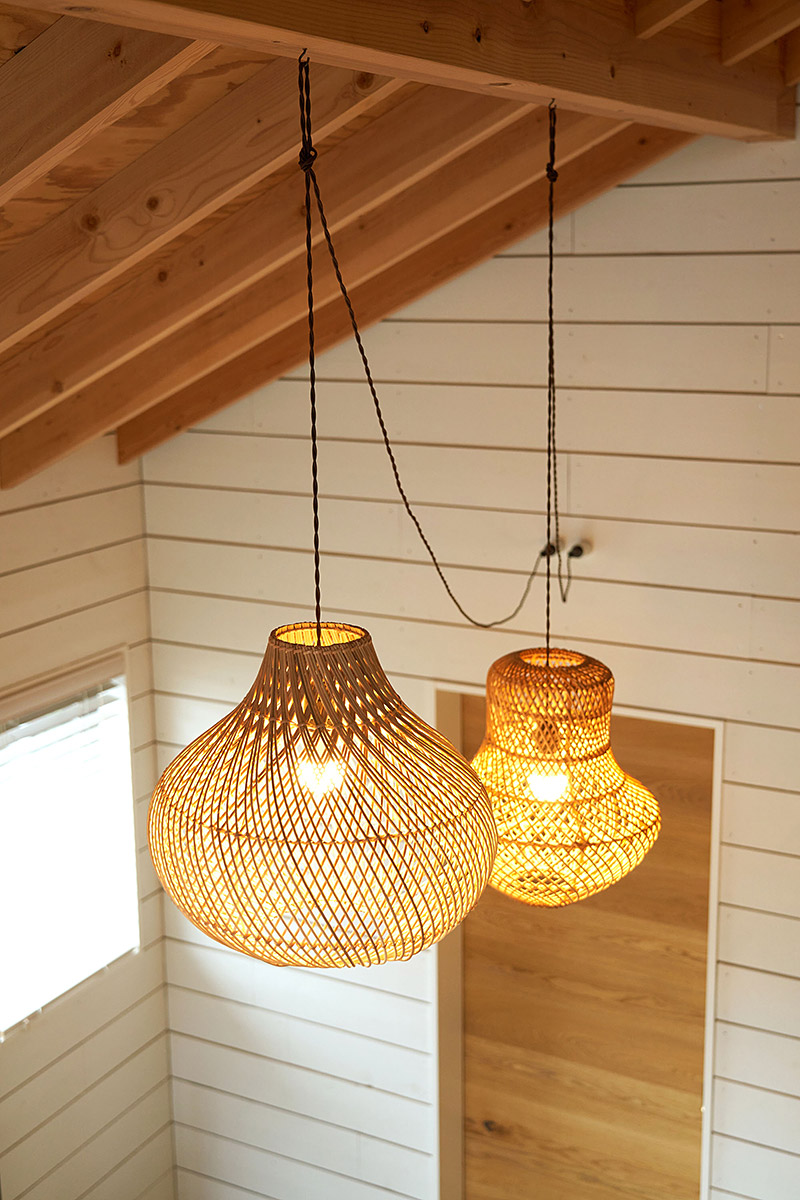 ざらいた壁の家