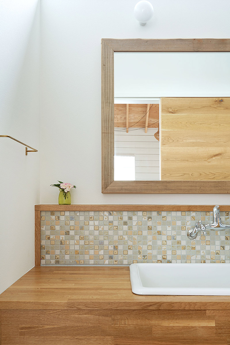 ざらいた壁の家