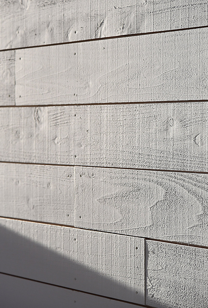 ざらいた壁の家